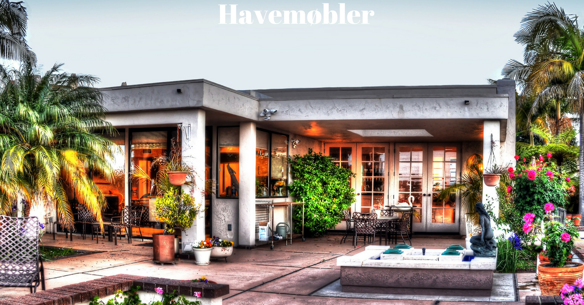 Havemøbler på terrasse af havefliser